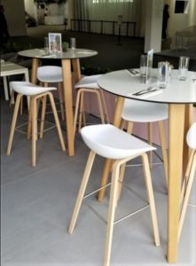 イロコデザインでレンタルできる白いハイステーブル
