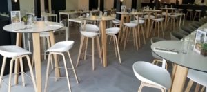 イロコデザインでレンタルできる白いハイステーブル