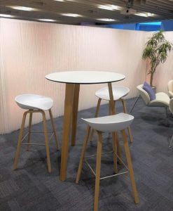 イロコデザインでレンタルできる白いハイステーブル